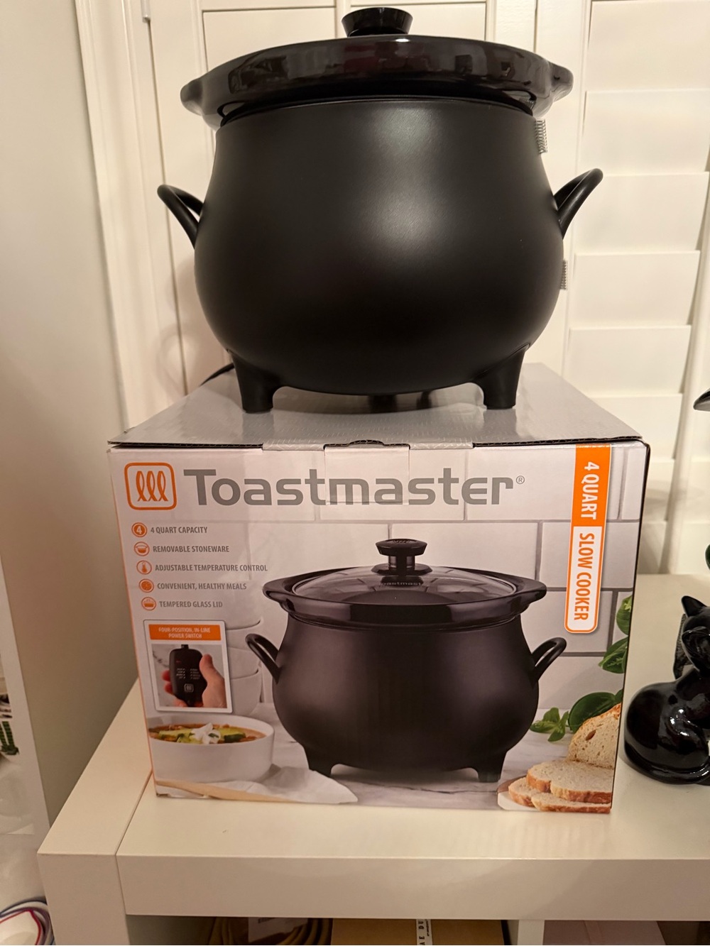 Black 4-Quart Slow Cooker – Classic Cauldron Design